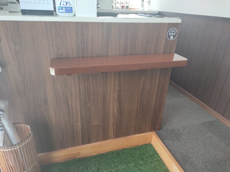 隠し棚板受け金具で製作した受付の荷物置きカウンター